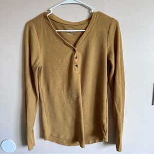 YELLOW LONG SLEEVE SHIRT, BUTTON VNECK, FITTED YELLOW SHIRT